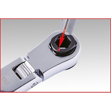 Nahaufnahme eines silberfarbenen Ratschenschlüssels mit rotem Pfeil auf einen Sechskant. Der Schlüssel wird in ein Werkzeug gesteckt.